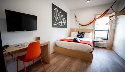 Room, 1 Queen Bed, Shared Bathroom (Private Hostel)