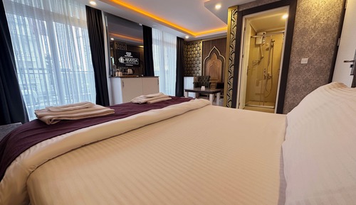 Deluxe Room, 1 Queen Bed, Non Smoking, Balcony