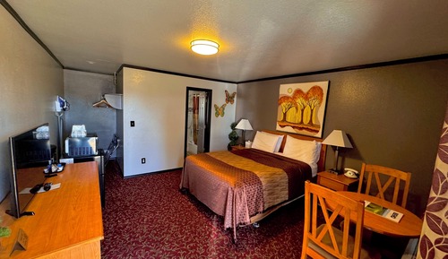 Royal Room, 1 King Bed, Non Smoking, Private Bathroom