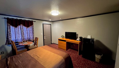 Standard Room, 1 Queen Bed, Non Smoking, Private Bathroom