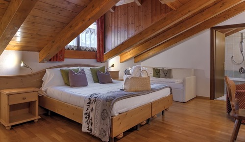 Romantic Quadruple Room