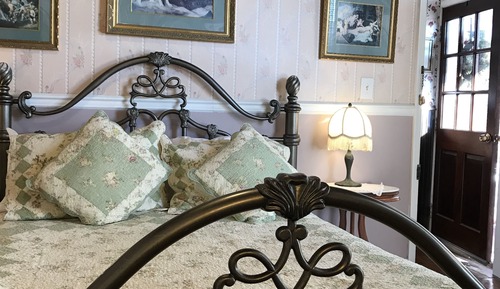 Town Queen Room