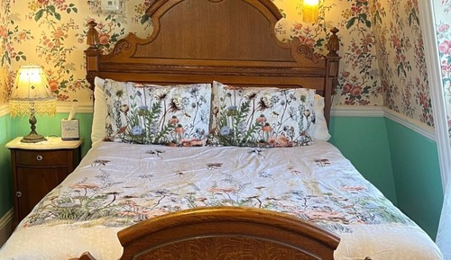 Petite Queen Room