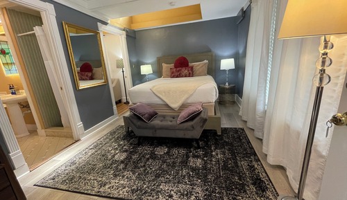 Comfort Suite, 1 Queen Bed, Jetted Tub, Courtyard View