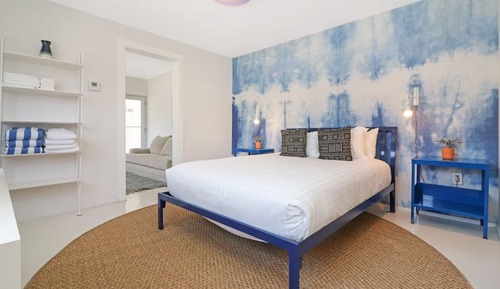 Adjacent Three Bed Three Bath Apartment