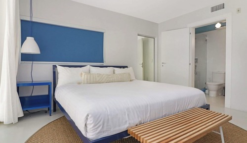 Adjacent Five Bed Four Bath Apartment