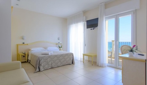 Junior Studio Suite, Partial Sea View