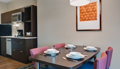 Suite, 1 Bedroom, Non Smoking (Mobility/Hearing Access, Roll-in Shwr)