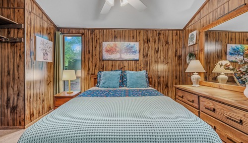House, 1 Queen Bed with Sofa bed (Country Comfort -Country Escape! )