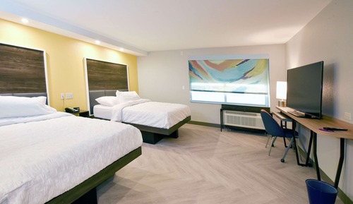 Room, 2 Queen Beds, Accessible, Bathtub