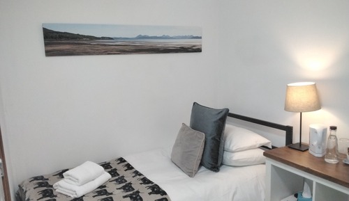Twin Room (Room 4 No pets)