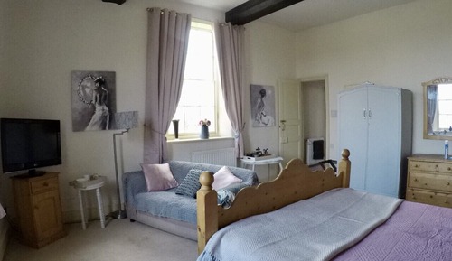 Deluxe Suite (Pink Room)
