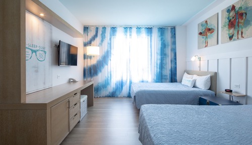 Standard Room, Pool View (Mobility, Bathtub) (Includes Early Park Admission*)