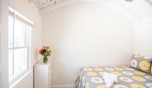 Cottage 10 - 1 Queen Bed, Courtyard View