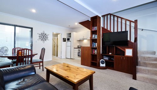 Classic Townhome, 1 Queen Bed, Courtyard View