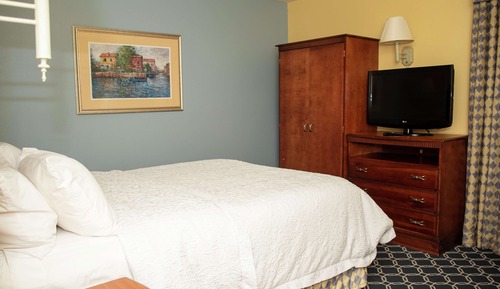 One queen bed non smoking