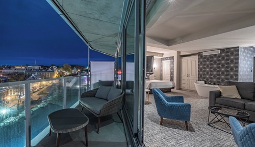 Suite Horizon with King bed, balcony, Old Quebec view and Laurentides view