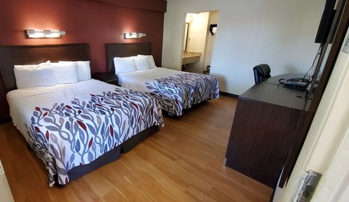 Suite, 2 Queen Beds (Smoke Free)