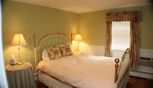 Double Room, 2 Queen Beds, Shared Bathroom