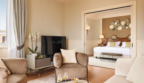 Suite, Pool View