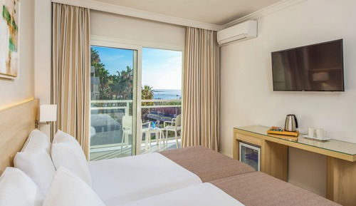 Standard Room (Lateral Sea View)