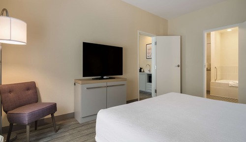 Suite, 1 King Bed with Sofa bed, Accessible, Bathtub