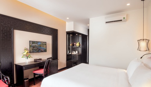 Deluxe Room, 1 King Bed, Balcony, City View