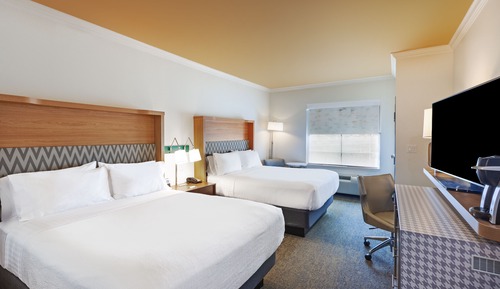 Standard Room, 2 Queen Beds, Roll-in Shower (Mobility)