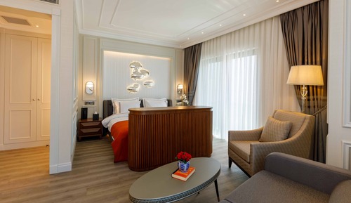 Corner Deluxe Room