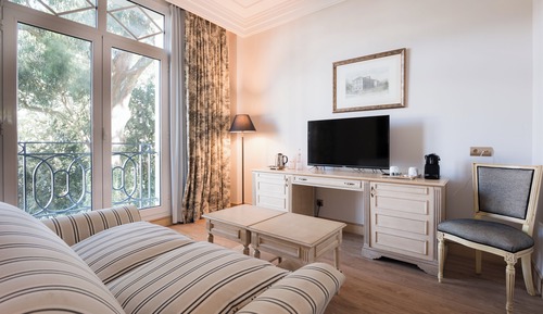 Junior Suite (with Living Room)