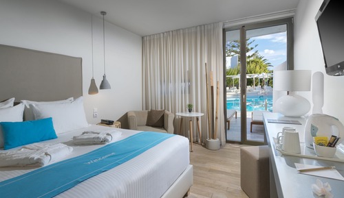 Casual Swim-Up with large Shared Pool