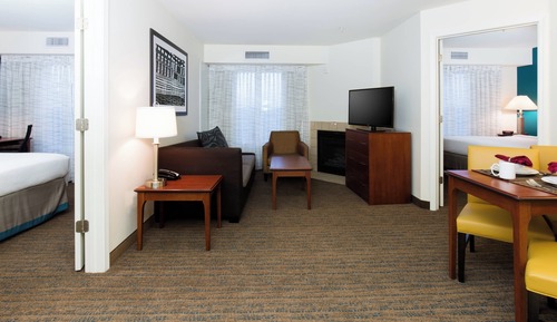 Suite, 2 Bedrooms (Mobility/Hearing Access, Roll-in Shwr)