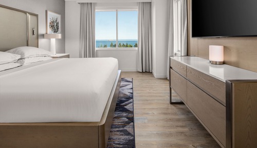 Traditional Suite, 1 King Bed with Sofa bed, Lake View, Corner (Corner)