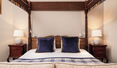 Room (Four Poster )