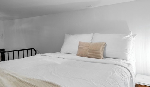 Room 18, The Large Loft, A queen Bed and Four Twins with Two Bathrooms