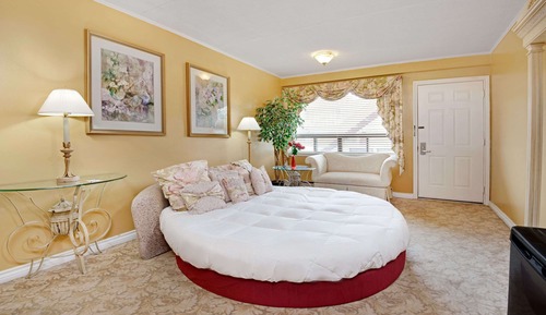 Honeymoon Suite