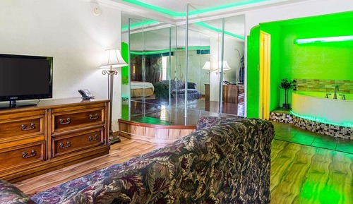 Suite, 1 King Bed, Non Smoking, Jetted Tub
