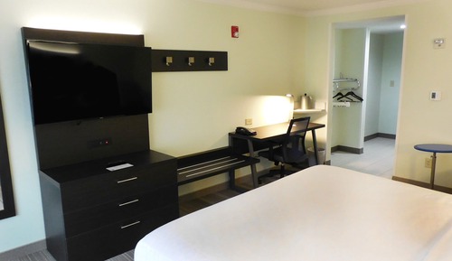 Standard Room, 1 King Bed, Accessible (Communication, Roll-In Shower)