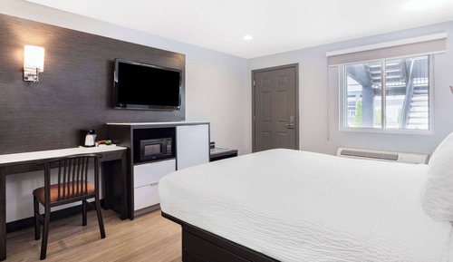 Room, 1 King Bed, Accessible, Non Smoking (Roll-In Shower)