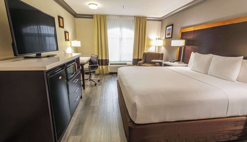 Family Suite (1 King Bed, 2 Queen Beds)