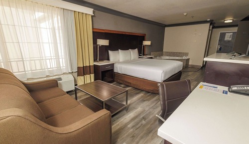 Suite, 1 King Bed, Non Smoking, Jetted Tub