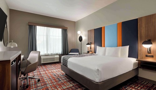 Suite, 1 Bedroom, Non Smoking, City View (1 King Bed)