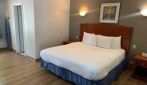 Room, 1 King Bed, Smoking