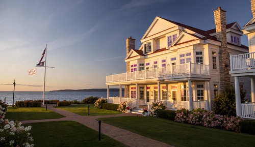 Two-Bedroom Lakeside Cottage