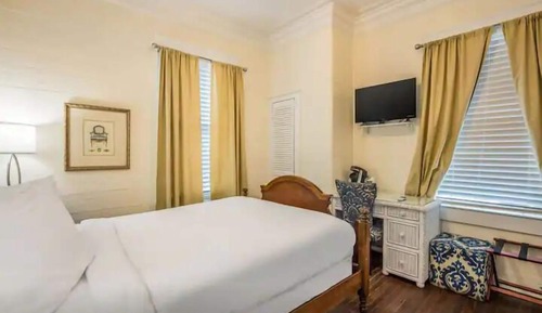 Standard Room, 1 Queen Bed, Shower Grab Bars