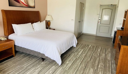 One King Bed, Corner