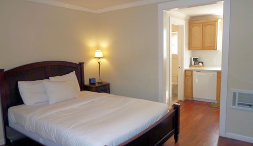 Classic Studio Suite, 1 Queen Bed, Non Smoking (Cottage)