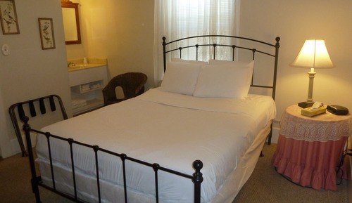 Basic Room, 1 Queen Bed, Non Smoking, Shared Bathroom