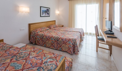 Quadruple Room (2 Adults + 2 Children)