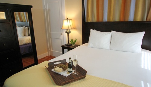 Standard Room, 1 Queen Bed, Private Bathroom (Adams)